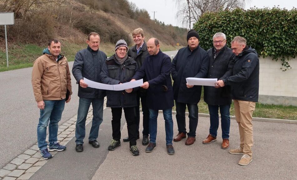 Ensdorfs Bürgermeister Hans Ram erklärte den SPD-Kreisräten die Idee eines Landkreisübergreifenden Radwegs. Foto: SPD-Fraktion