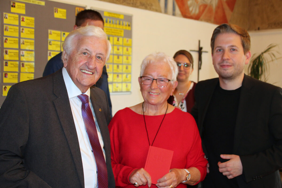 Urgestein Fred Lehner, Roswitha Stahl und Kevin Kühnert beim SPD-Bürgermeister-Jubiläum in Floß. Bild: Jürgen Herda