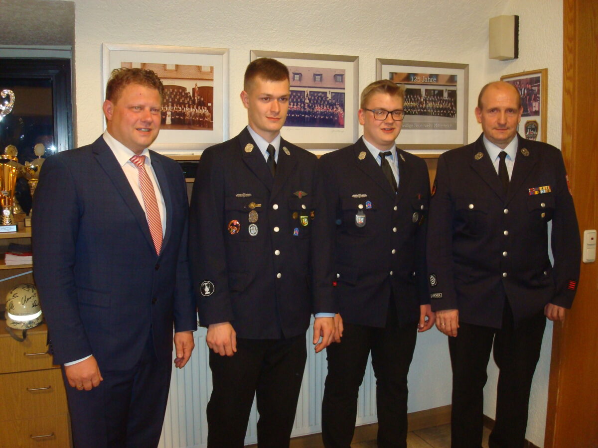 Die neuen Vertrauensleute der Wehr mit Bürgermeister Stefan Grillmeier
(links). Bild: Werner Männer