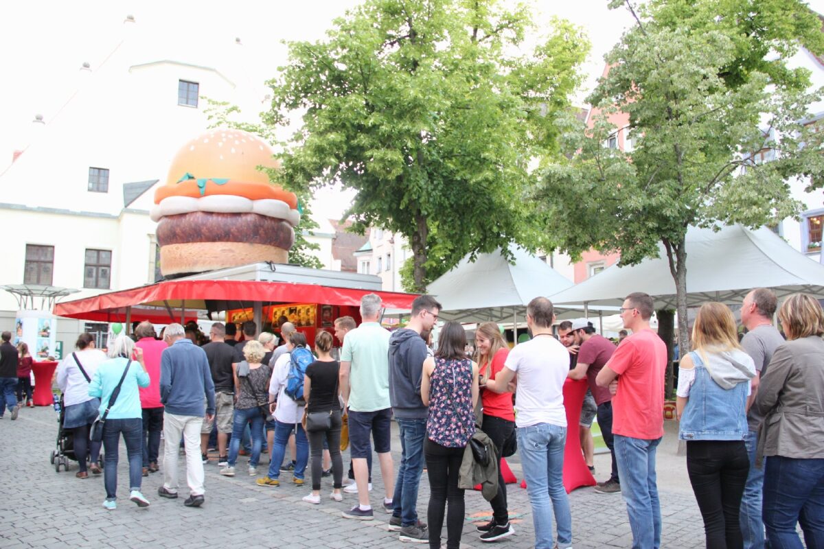 Burger geht immer! Auch dieses Jahr können verschiedene Köstlichkeiten probiert werden. Bild: Stadtmarketing weiden