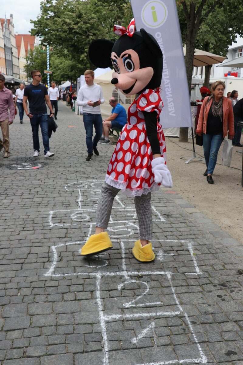 Auch Minnie Maus freut sich schon auf das kommende Street 'n' Food Festival in Weiden. Bild: Stadtmarketing Weiden