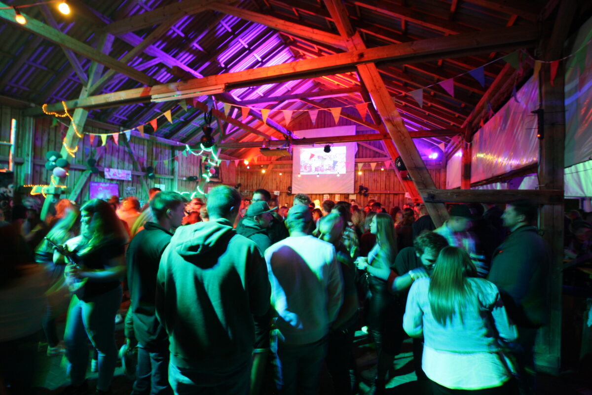 Fast bis auf den letzten Quadratmeter füllten die Partyfans den Tanzboden in Heiners Halle bei der Burkhardsreuther 