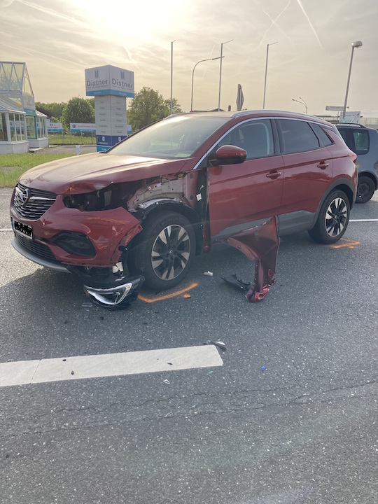 Auch der Opel war nach dem Crash nicht mehr fahrbereit. Foto: Polizeiinspektion Neustadt/WN