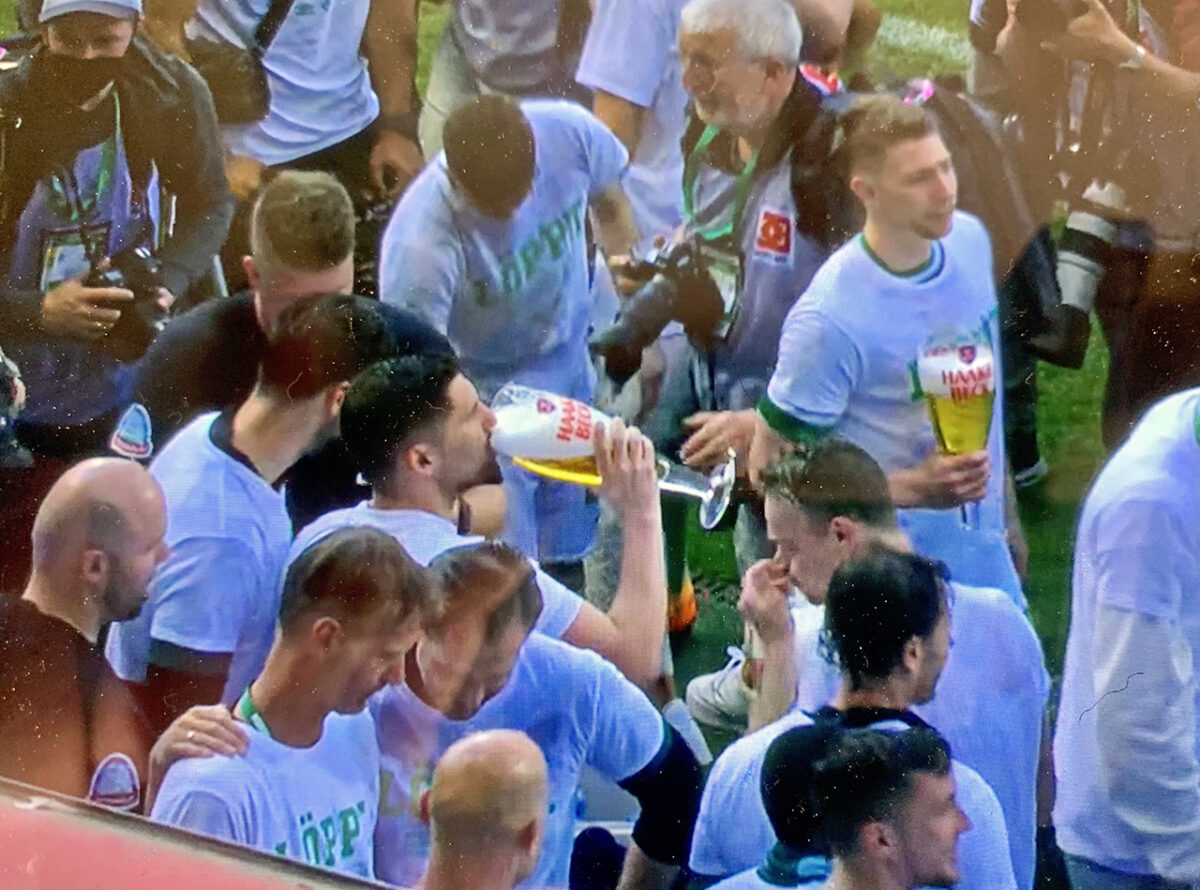Keine Bierdusche, sondern eine Bierspülung für die Werder-Kicker. Bild: Jürgen Herda