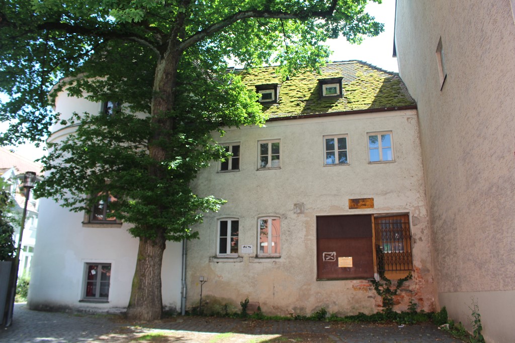 Das Einfamilieneckhaus steht zum Verkauf, nebst Flurerturm. Bild: Beate Luber