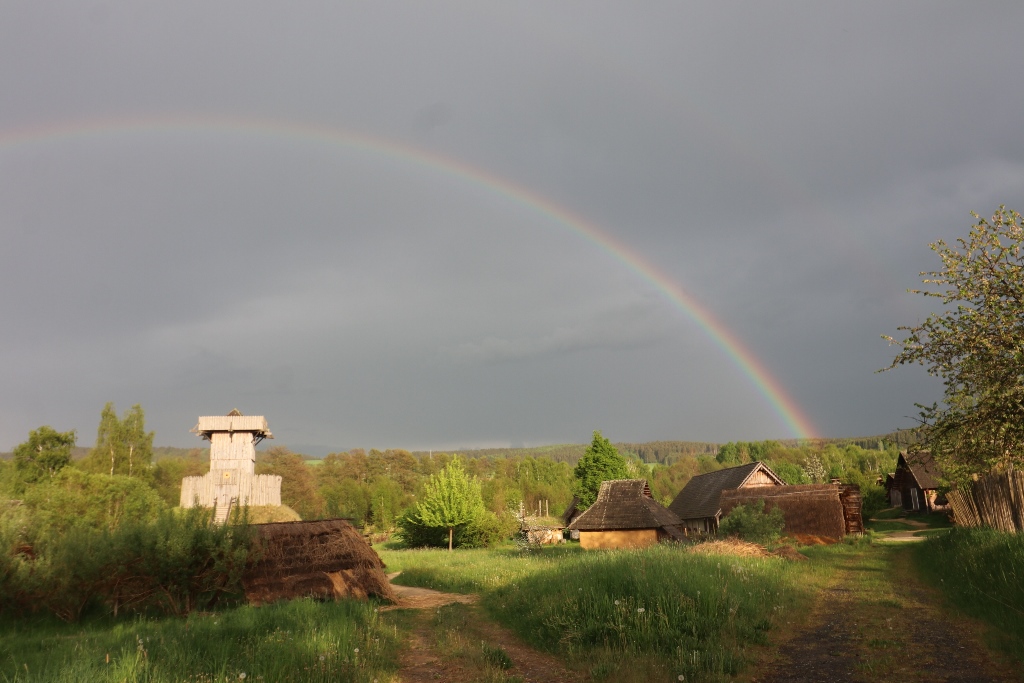 Gutes Vorzeichen: Ein Regenbogen ziert den Geschichtspark am Tag des Spatenstichs. Bild: Beate Luber