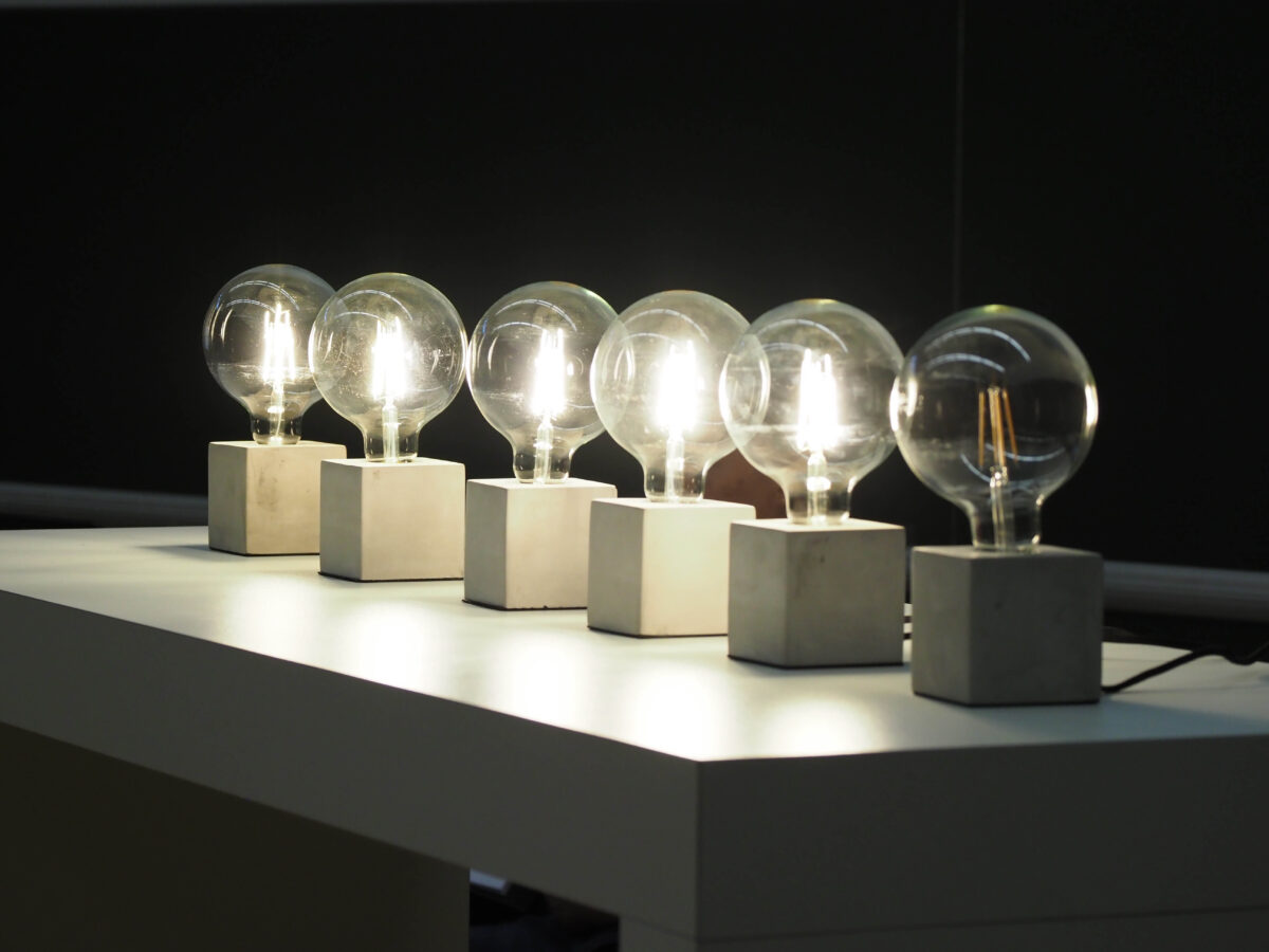 Sechs Glühlampen symbolisieren die sechs innovativsten Ideen im Wettbewerb. Diese durften die Preisträger mit nach Hause nehmen. Foto: Oberpfalz Marketing / Anja Wirth