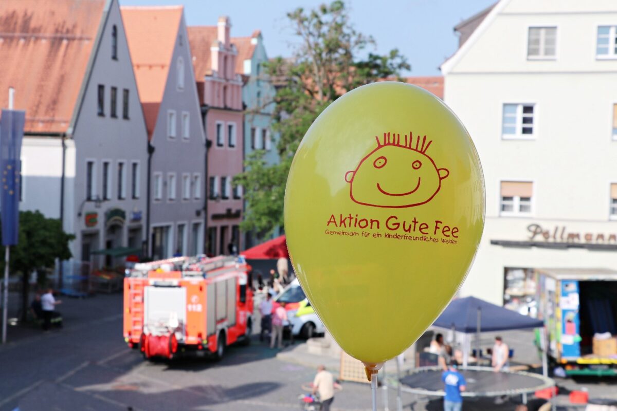 Das Rote Logo auf dem Luftballon ist das Symbol des Aktionstags 