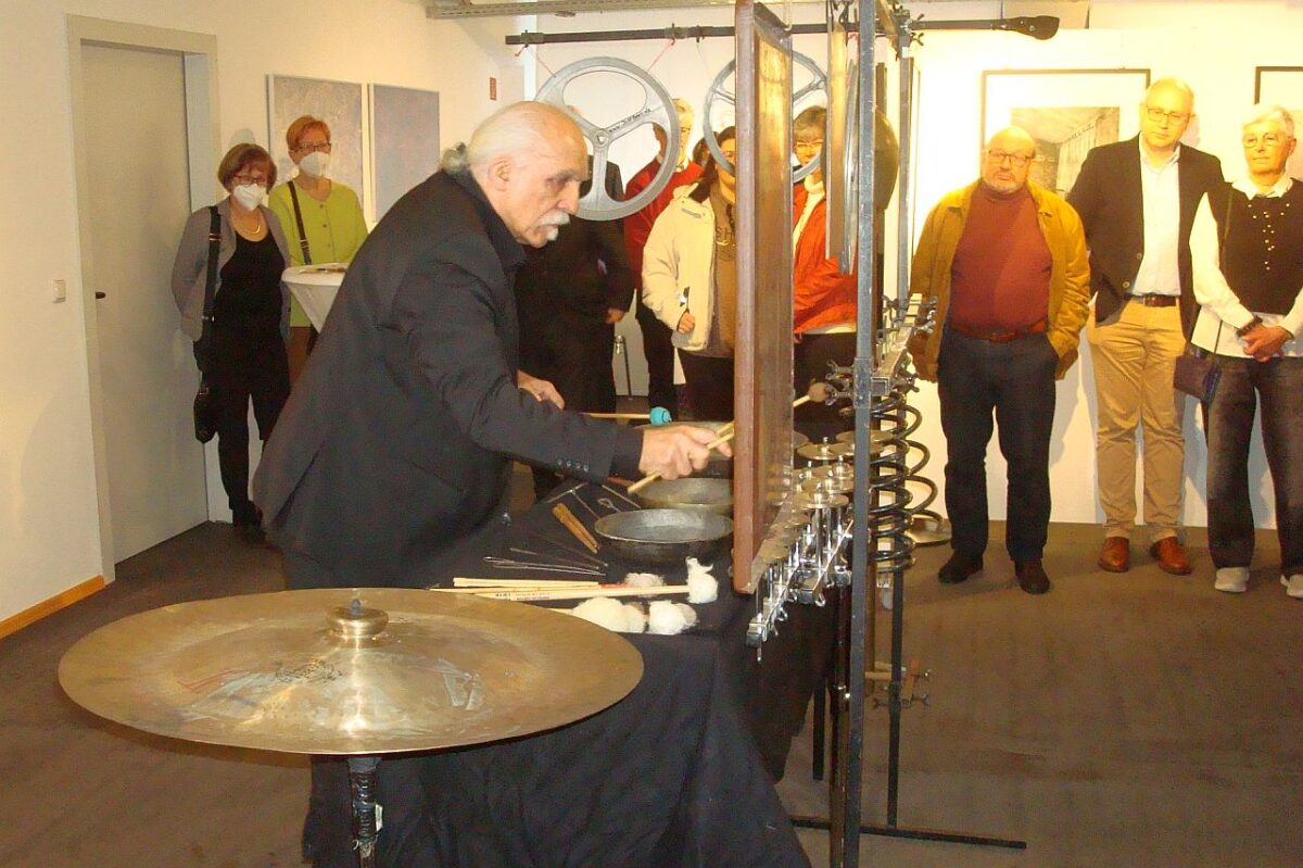 Jeff Beer zeigte bei der Ausstellung auch sein musikalisches Talent am Multi-Percussion. Foto: Werner Männer