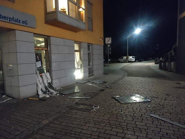 Auch die Raiffeisenbank in Wernberg-Köblitz wurde Opfer der Geldautomatenbomber. Foto: BLKA