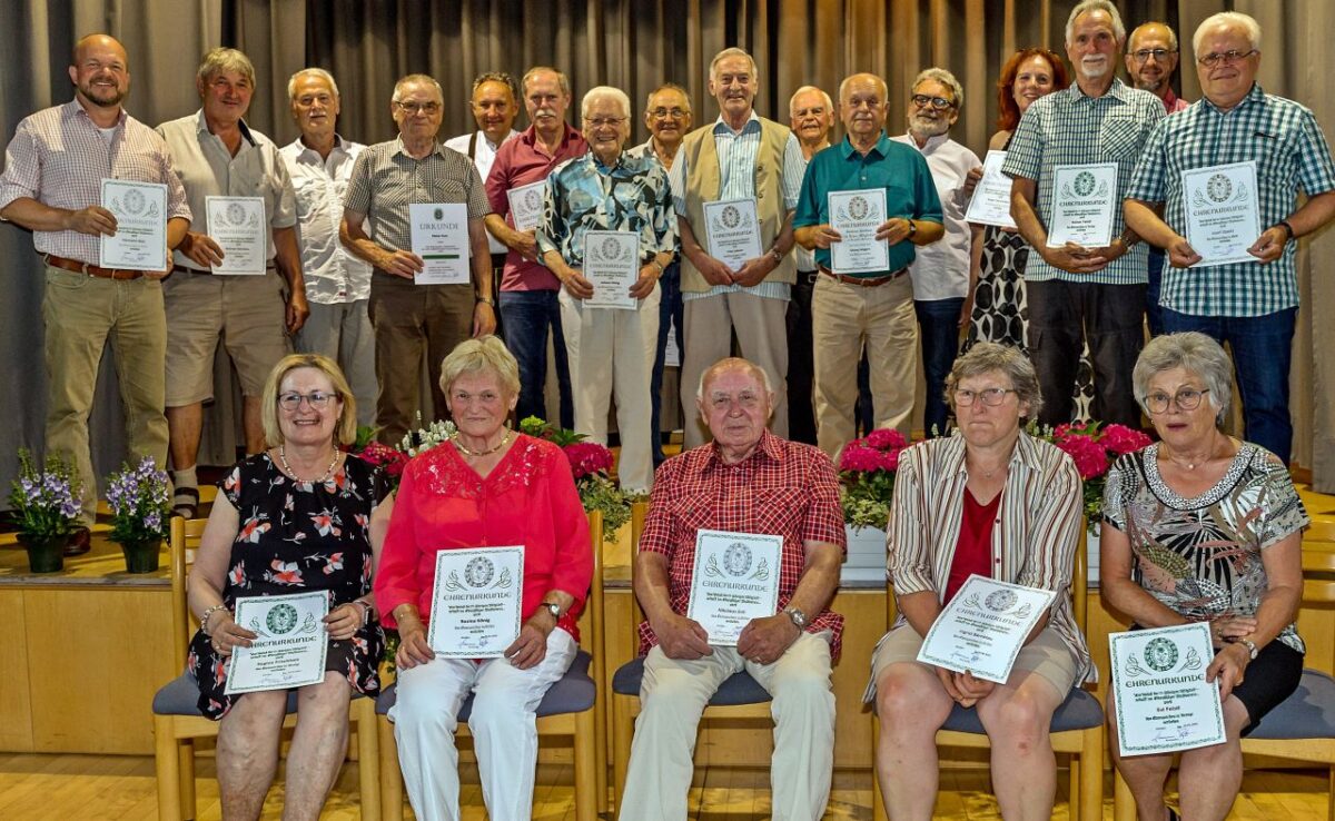 Viele Mitglieder, die bereits zwischen 15 und 50 Jahren im Verein sind, erhielten Ehrungen. Foto: Reinhard Kreuzer
