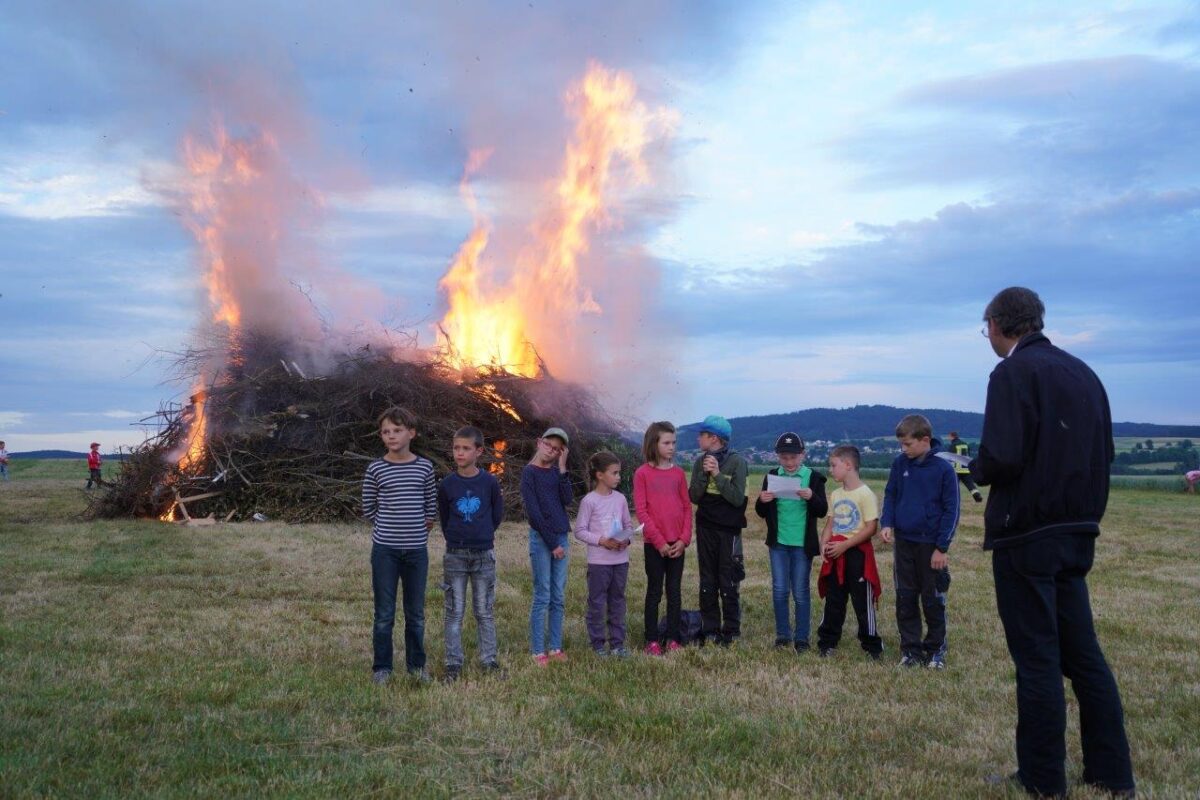 Die Kinder sprachen die Fürbitten während der Segnung des Feuers. Bild: Franz Völkl
