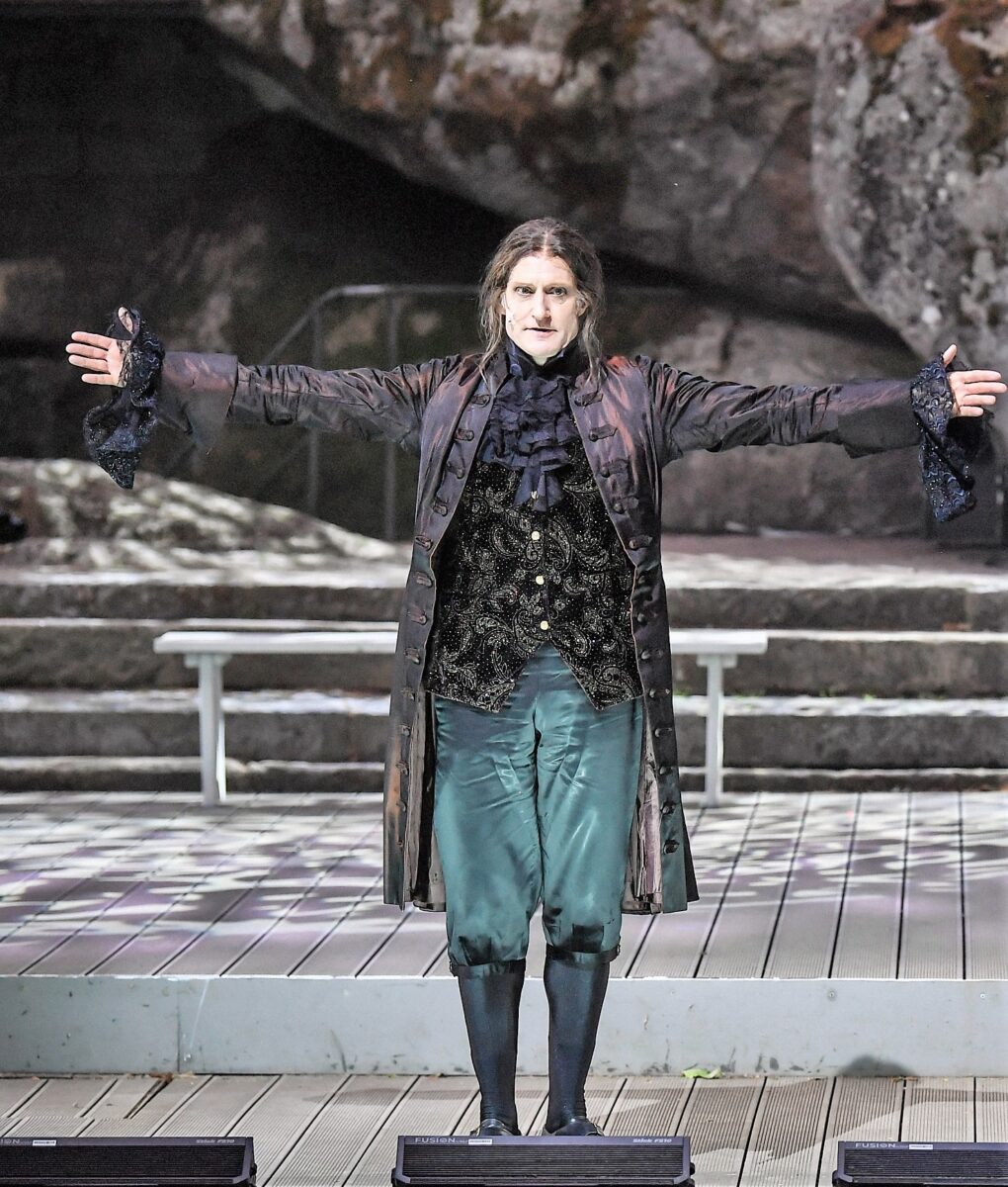 Paul Kaiser glänzt in „Amadeus“ als Salieri. Bild: Luisenburg-Festspiele/Flo Miedl