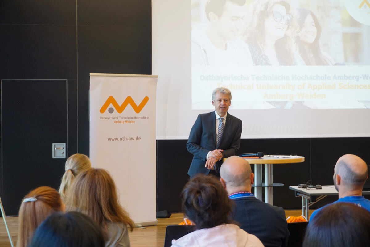 Prof. Dr. med. Clemens Bulitta, Präsident der OTH Amberg-Weiden, begrüßte die
Teilnehmenden. Bild: Misch/OTH Amberg-Weiden