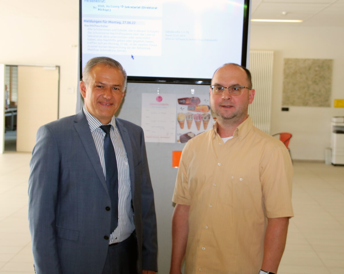 Landrat Roland Grillmeier (links) zusammen mit der neuen IT-Fachkraft Michael Knott. Foto: Landratsamt Tirschenreuth