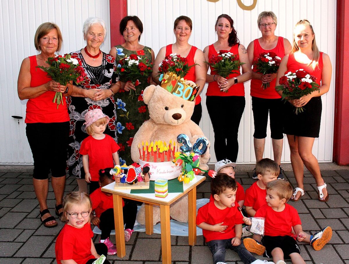 Die Erzieherinnen feierten im „Teddyland“ mit den Krippenkindern. Foto: Reinhard Kreuzer