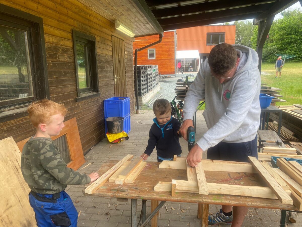 Mit Hilfe von Erwachsenen konnten die Kinder einen Holz-Steckstuhl bauen und verzieren. Foto: Ortsjugendwerk Windischeschenbach