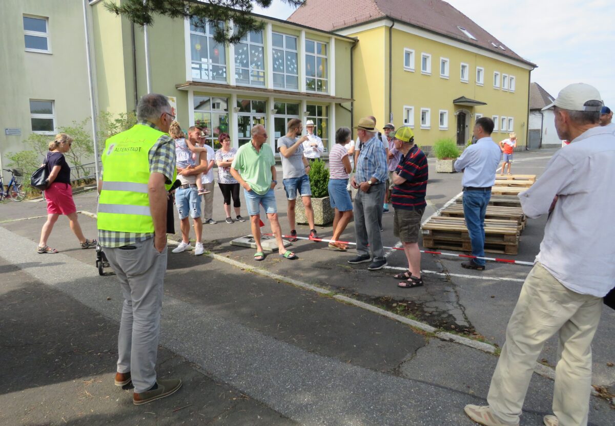 Im regen Dialog mit den Altenstädtern. Foto: Johann Adam