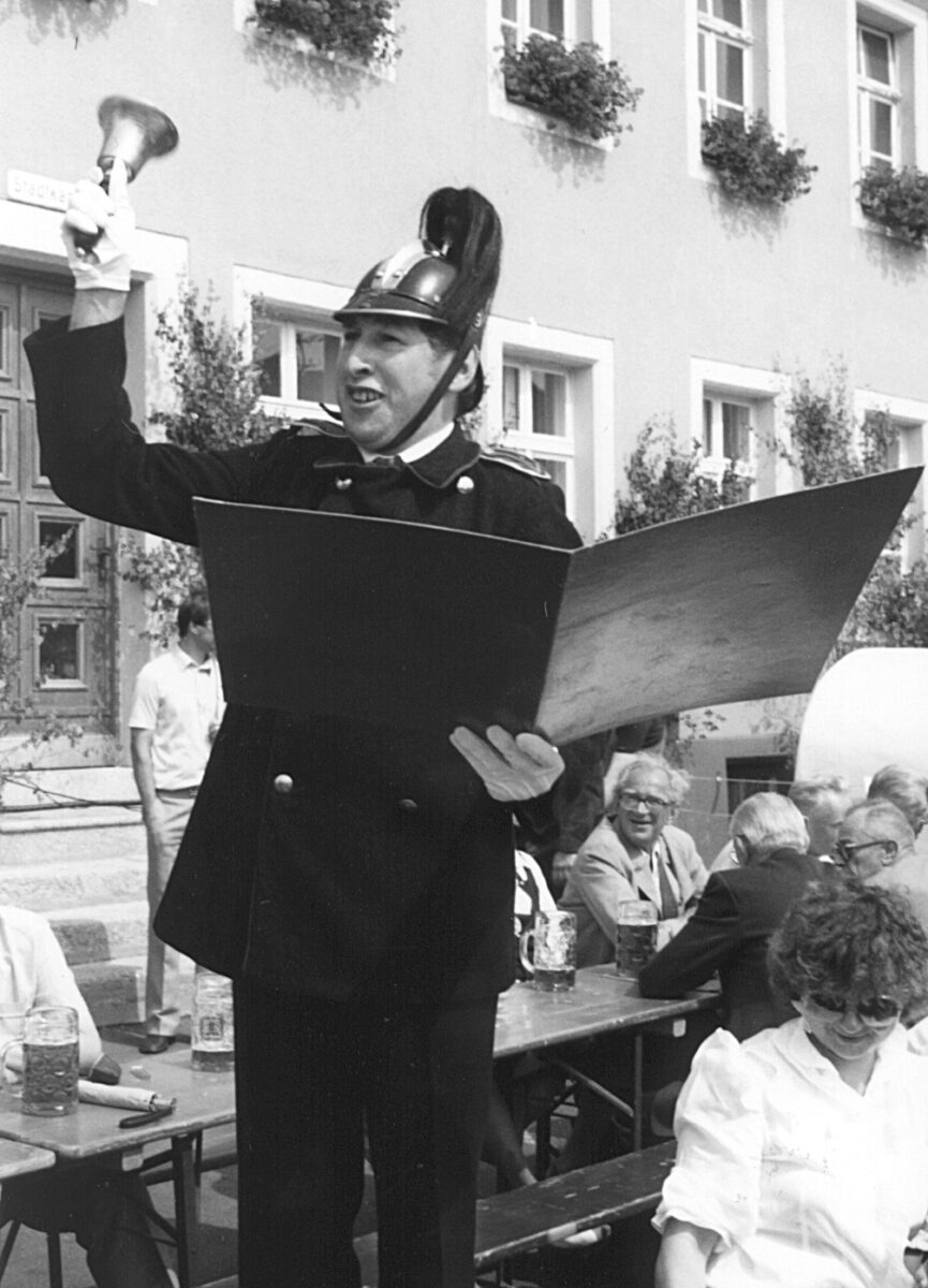 Willi Schneider war damals als „Gemeindebevollmächtiger“ tätig, der die
Veranstaltungen im Laufe des Tags ankündigte. Bild: Werner Männer