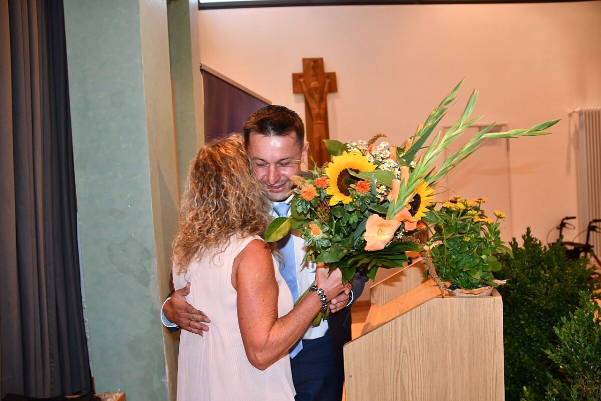 Die Stellvertretende Monika Kick erhält vom Kreisvorsitzenden Stephan Gollwitzer für Ihre Arbeit zu diesem Abend einen Blumenstrauß. Foto: Nachtigall