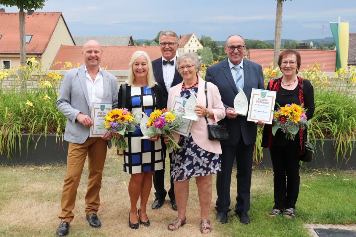 Die „TURSO“-Preisträger Iris Rahm (Zweite von Links) mit Ehemann Wolfgang (links), Monika Bauer (Dritte von rechts) sowie Horst Wettinger (zweiter von rechts) mit Ehefrau Lisa (rechts). Foto: Stadt Tirschenreuth