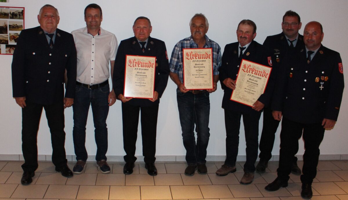 Johann Braun, Heinrich Zimmermann und Johann Paulus (mittig von links) sind aufgrund langjähriger Vereinstreue zu Ehrenmitgliedern ernannt worden. Bild: Hans Meißner