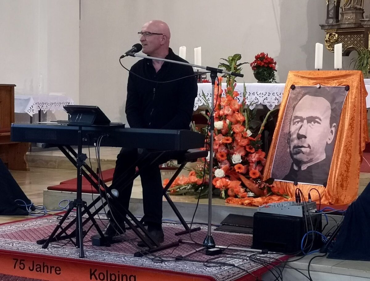 Jo Jasper mit seinem Konzert in der katholischen Pfarrkirche. Foto: Reinhard Kreuzer