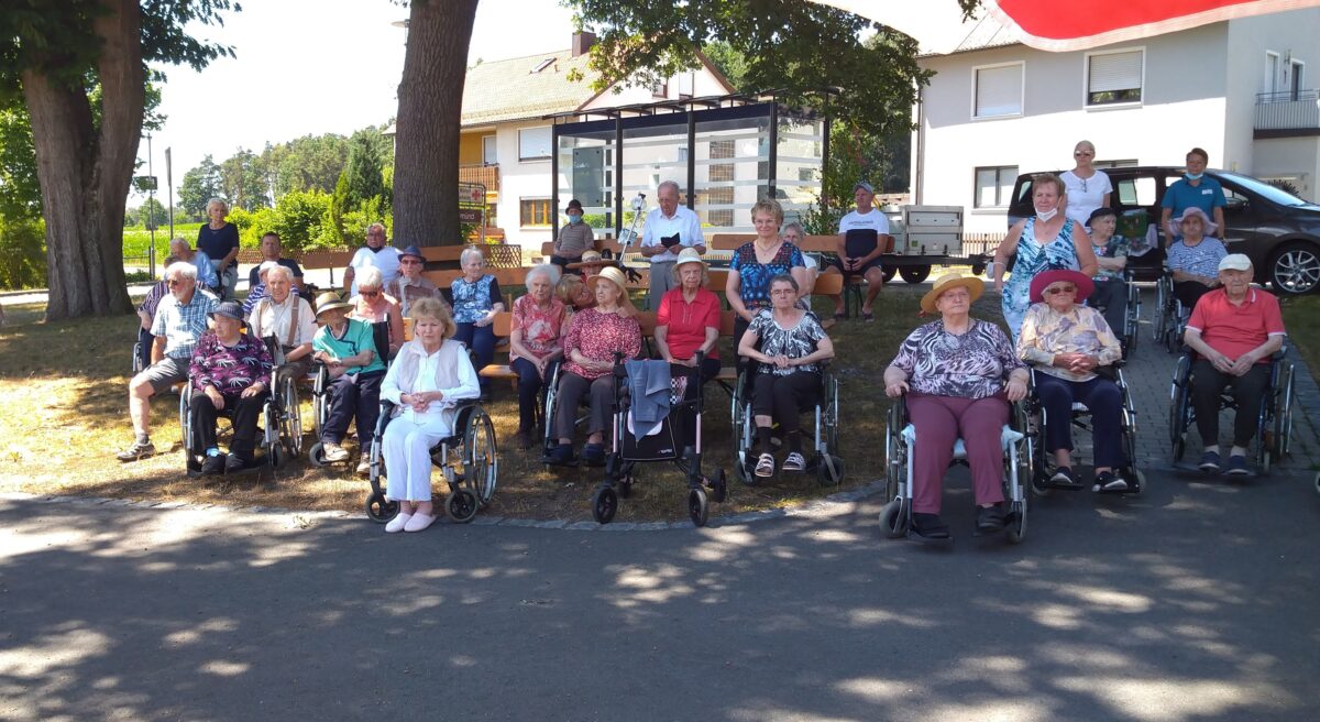 Ausreichend Schatten fanden die Bewohner des BRK-Seniorenheims Hammergmünd bei der Nachfeier der Fronleichnamsprozession in Gmünd. Bild: Doris Mayer