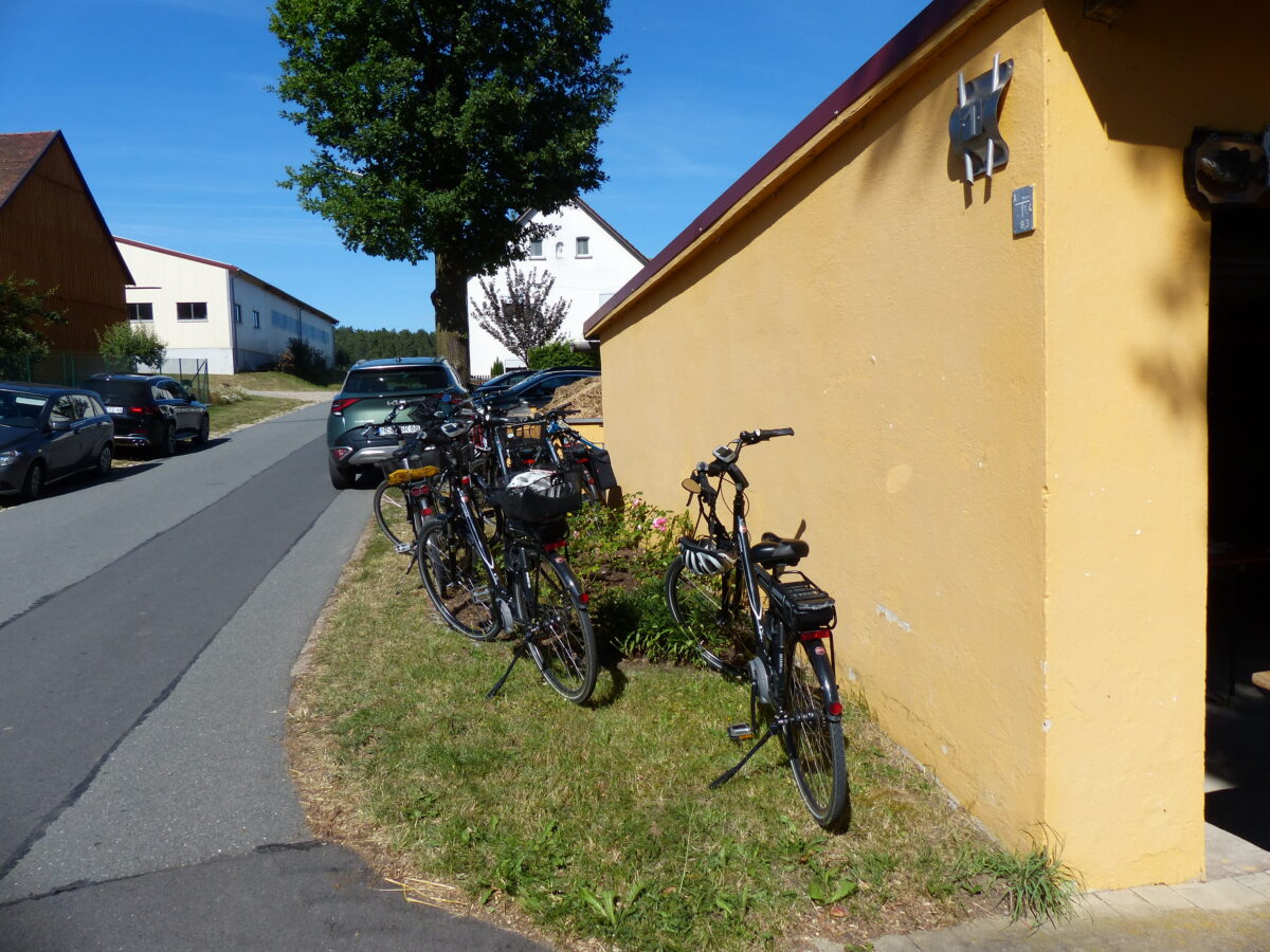 Jede Ecke wurde zum Abstellen der zahlreichen Fahrräder genutzt. Foto: Hans Meißner