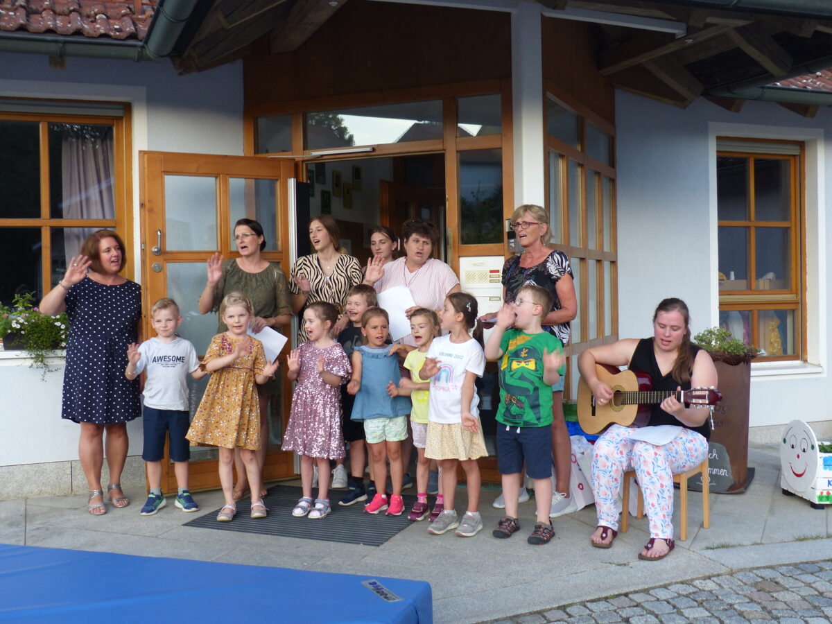 Veronika Hirmer begleitet die Kleinen auf ihrer Gitarre beim Abschiedslied, bevor sie einzeln entlassen wurden. Foto: Sieglinde Schärtl