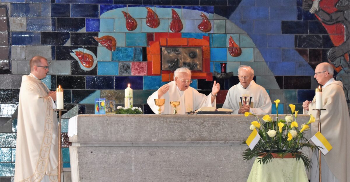 Nach 50 Jahren feierte der einstige Primiziant sein Priesterjubiläum in Grafenwöhr. Bild: Renate Gradl