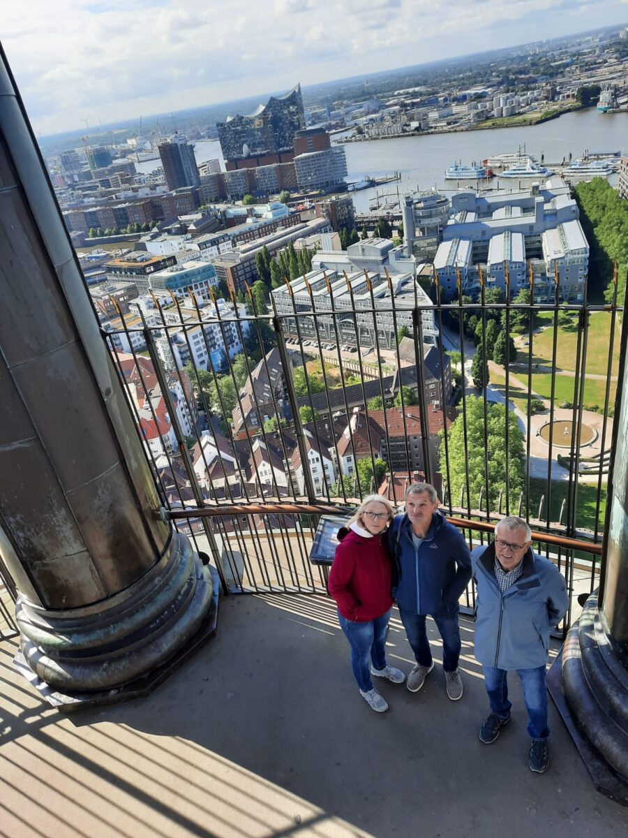 So lässt es sich aushalten: Der Blick auf die Elbphilharmonie und über den Hamburger Hafen bietet eine schöne Kulisse. Bild: Hans Prem