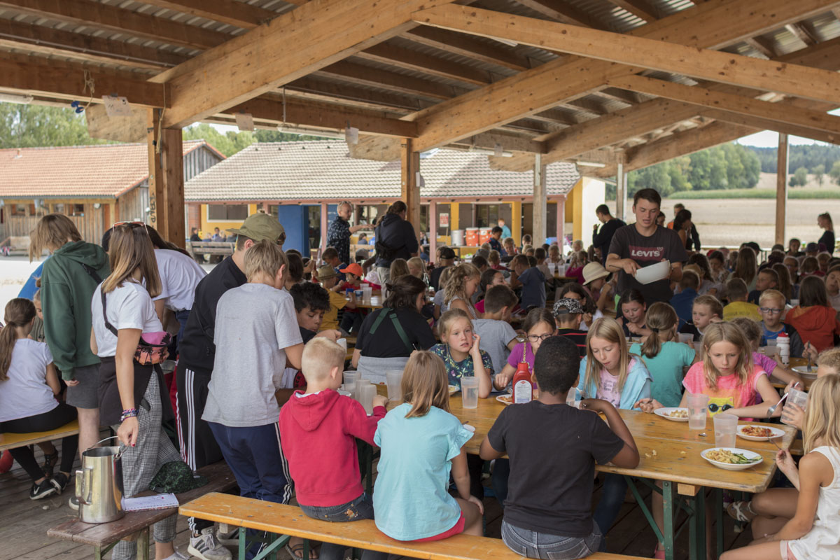 Kinder und Jugendliche erleben beim Zeltlager in Plößberg ein abwechslungsreiches Programm. Foto: OberpfalzECHO/David Trott