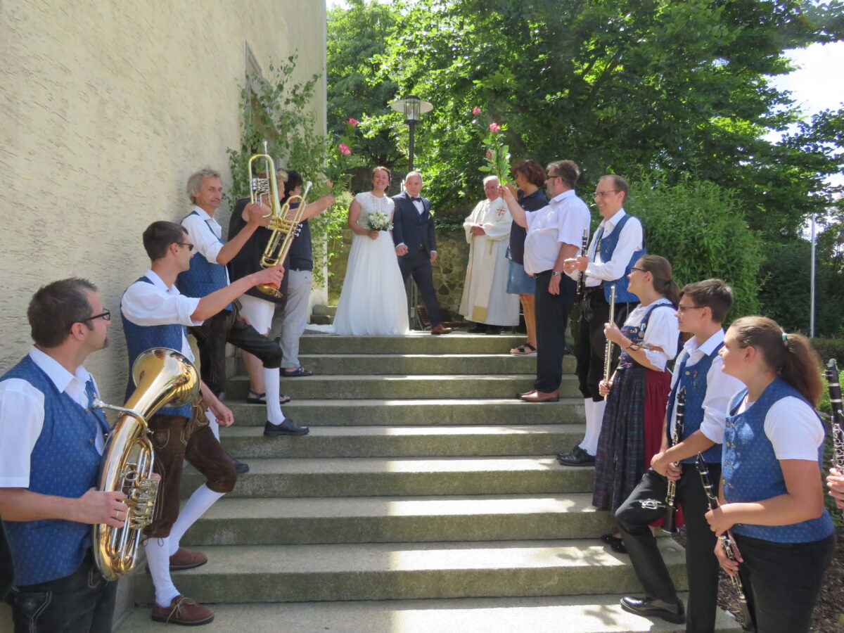 Der obligatorische Musikergruß nach der Trauung vor der Kirche ließ das Brautpaar hoch Leben. Foto: Johann Adam