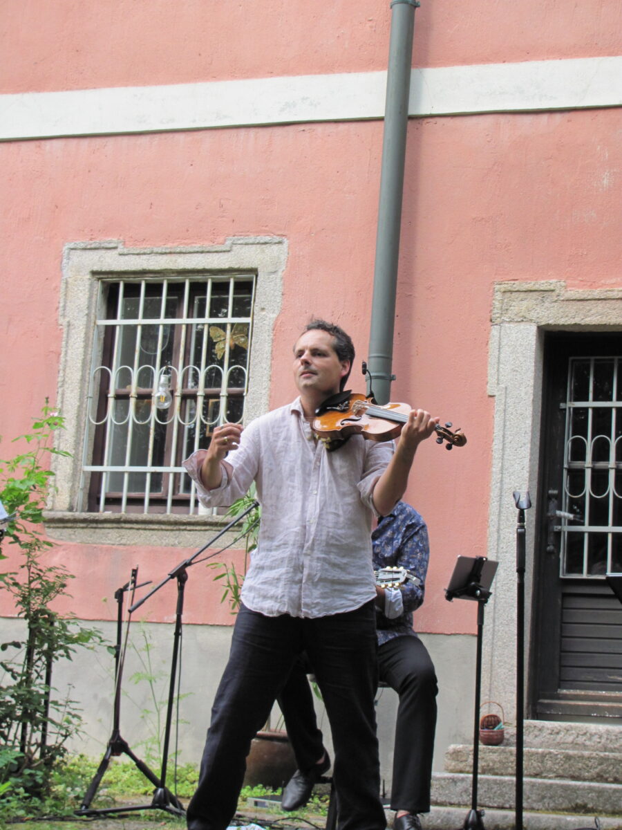 Der Geigenvirutose Sebastian Mare lässt beim Spiel mit zwei Fingern auf einer losen Violinsaite die Leiden eines Patienten beim Zahnarzt nachfühlen. Foto: Heiner Brückner