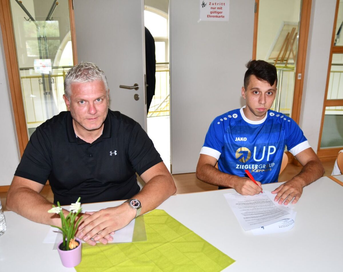 Vertragsunterschrift mit dem sportlichen Leiter Rüdiger Hügel und Nikolas Moravczik. Foto: Dagmar Nachtigall