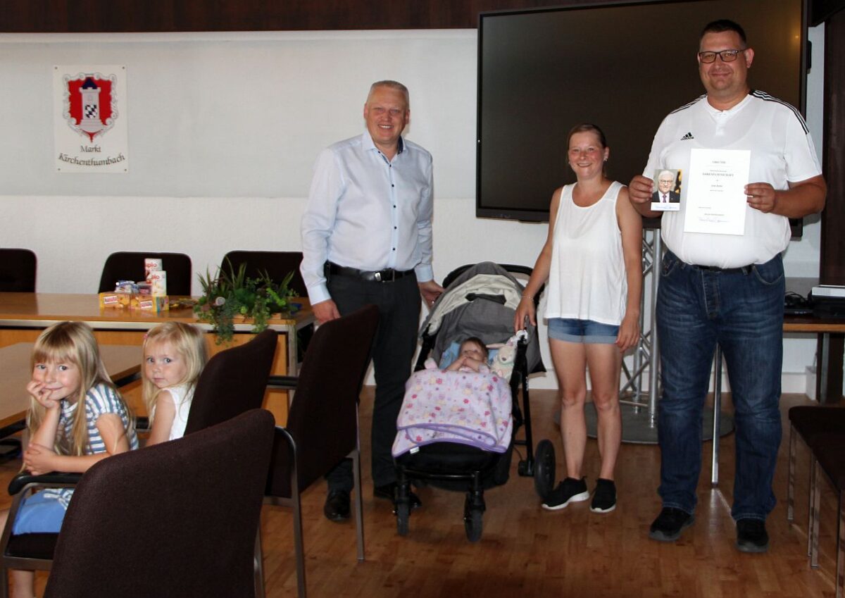 Aus den Händen von Bürgermeister Jürgen Kürzinger (links) erhielt Familie Keller die Urkunde von Bundespräsident Frank-Walter Steinmeier. Foto: Petra Lettner