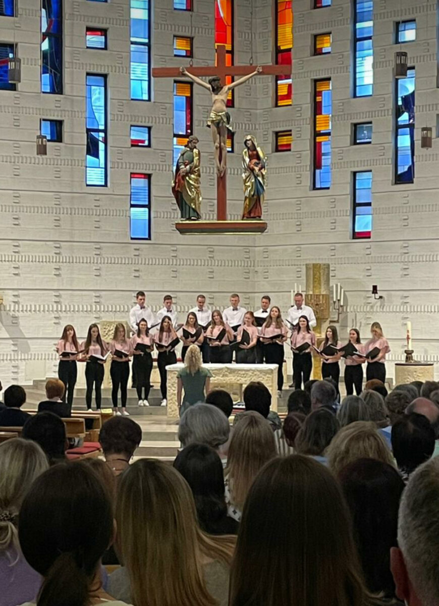 19 junge Menschen verzaubern mit ihrer Musik eine vollbesetzte Pfarrkirche. Bild: Petra Lettner
