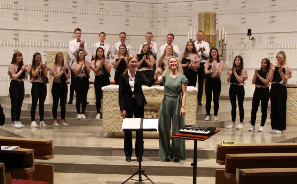  Wiebke Magdalena Thaller, Organistin (links) und Anna Gräb, Chorleiterin (rechts) bekommen von allen Seiten tosenden Applaus. Bild: Petra Lettner