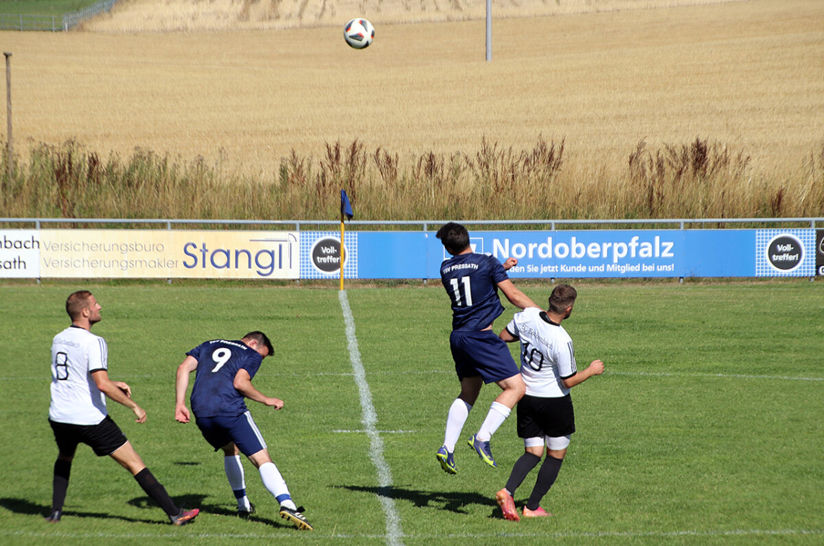 Ein Derby der Marke Sommerfußball zwischen dem TSV Pressath  und dem SC Eschenbach. Bild: Jürgen Masching 