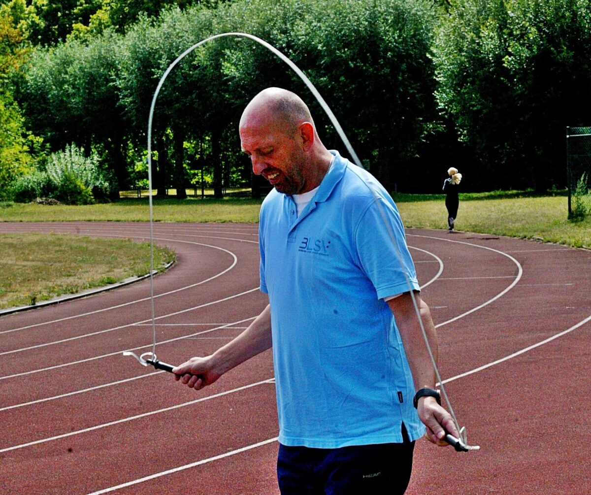 Zu den Disziplinen des Sportabzeichens gehören auch Standweitsprung, Seilspringen und Schleuderballweitwurf. Fotos: Reinhard Kreuzer