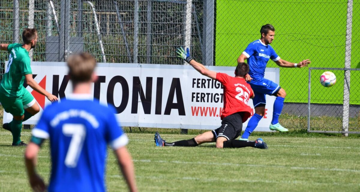  Das 2:0 von Dominik Forster Micchael Riester und Keeper Marko Smodlaka
geschlagen. Foto: Dagmar Nachtigall