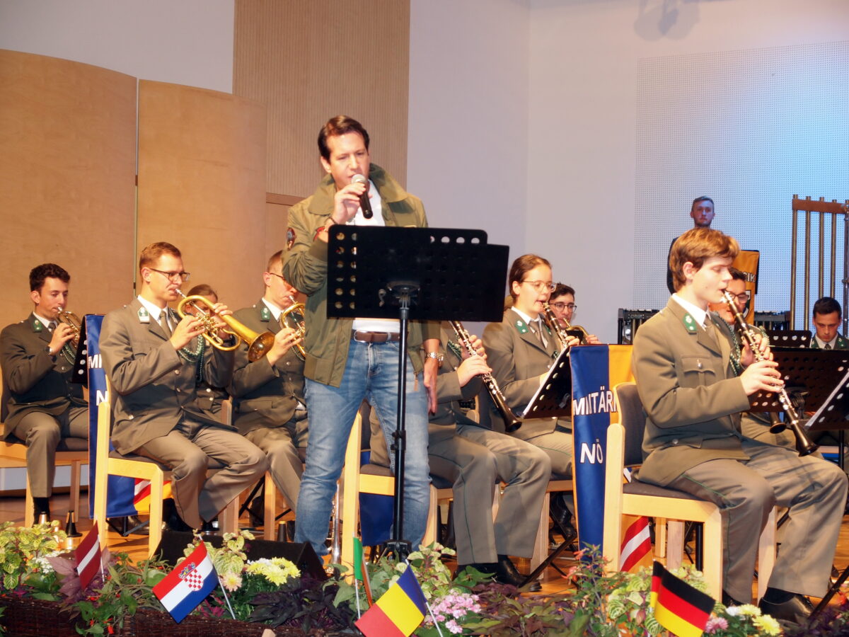Lieder von Elvis Presley sang Hannes
Winkler begleitet von der Militärmusik
Niederösterreich. Foto: Gerald Morgenstern