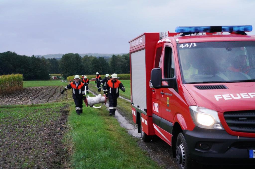 Die Feuerwehr Bergnetsreuth legt die Leitung zum Heidecker Weiher. Bild: Franz Völkl