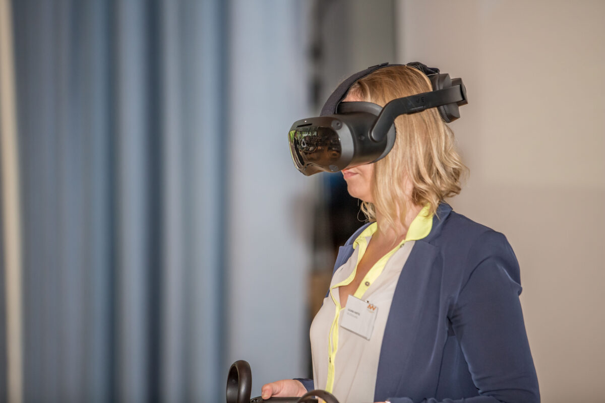 In Workshops wurde
Technik für die Kliniken der Zukunft live auf der Bühne präsentiert,
unter
anderem VR-Brillen. Foto: Robert Neuber