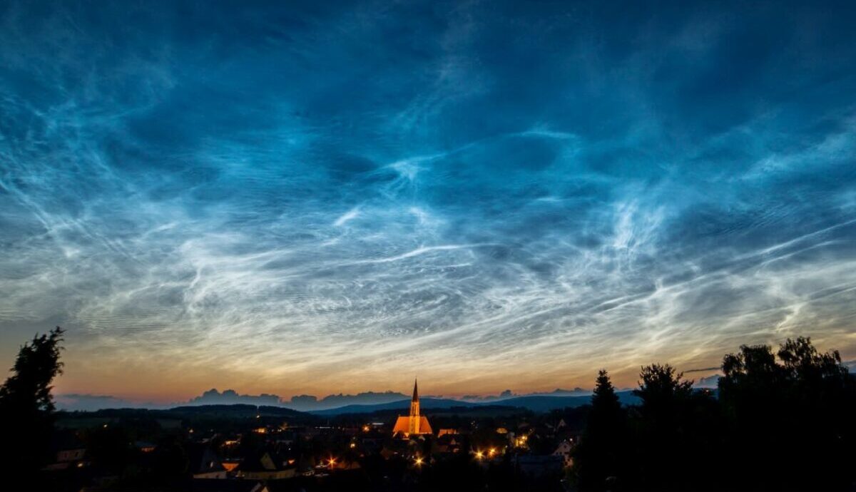 „Nachtleuchtende Wolken über Kemnath“ ist der Titel des Bildes von Norbert Vetter. Die Aufnahme ist im Heimatkalender der Fotofreunde zu finden, der neben Ausstellungsbildern und Multivisionsschauen von den Fotofreunden präsentiert wird. Foto: mor