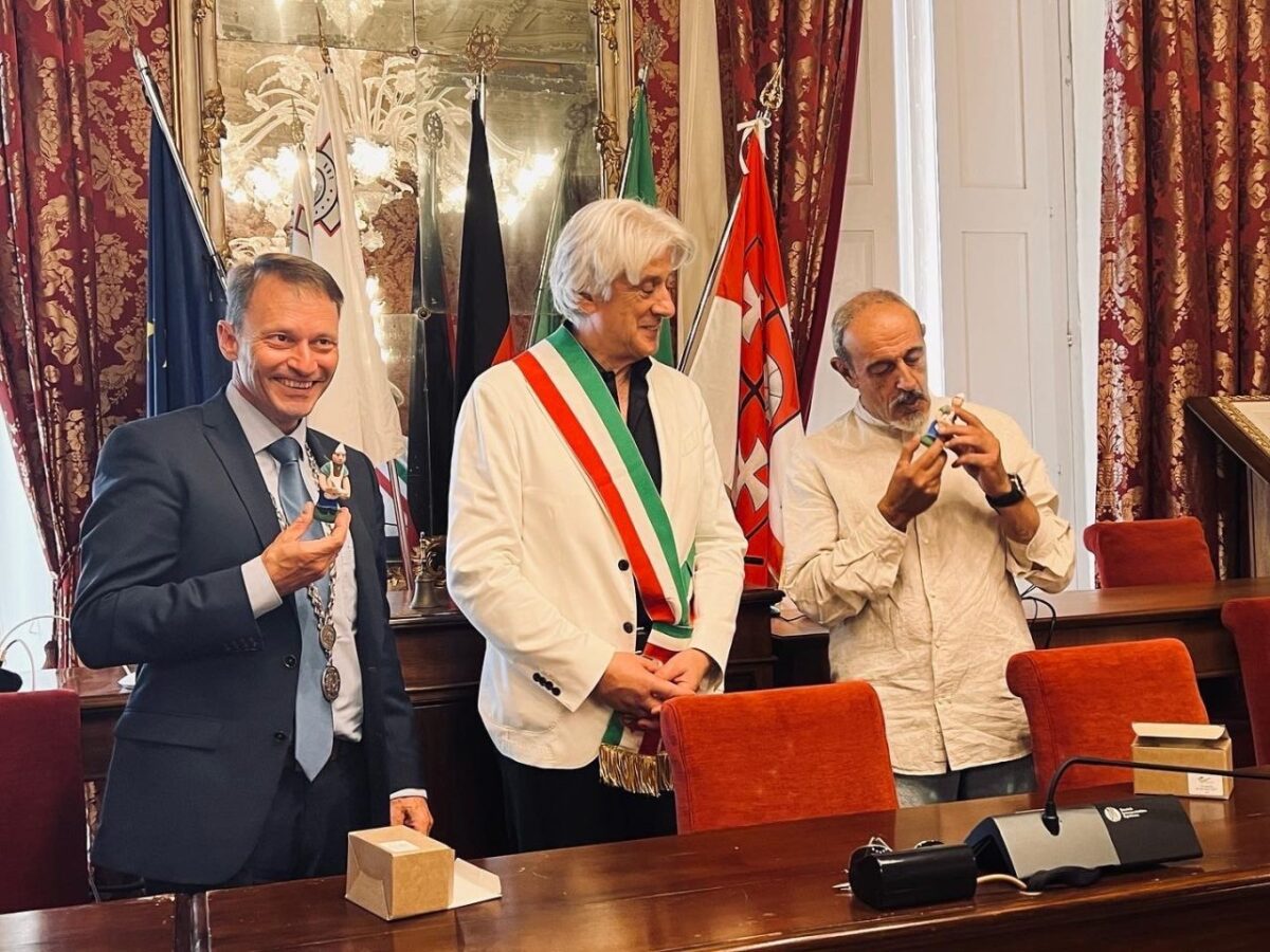 Oberbürgermeister Jens Meyer, Bürgermeister Sandro Parcaroli (Macerata) und Bürgermeister Albert de Marco (Floriana) während der Geschenkübergabe im Rathaus (von links). Foto: Stadt Weiden