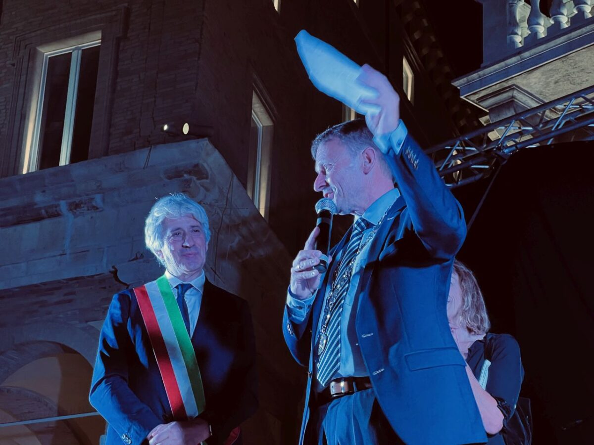 Oberbürgermeister Jens Meyer begrüßt die Bürgerinnen und Bürger von Macerata. Foto: Stadt Weiden