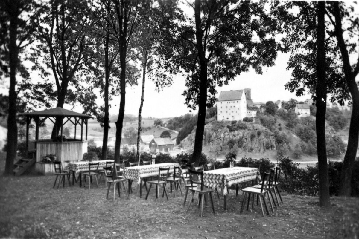 Der ehemalige, idyllische Biergarten mit Blick zur Burg Neuhaus bei der Lindnerhalle. Bild: M. Haberzeth