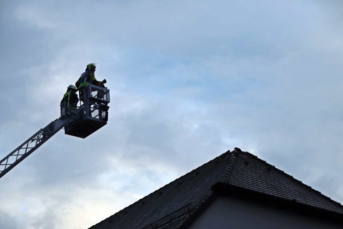 Das Dach wurde provisorisch geflickt. Foto: Jürgen Masching